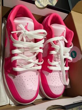 Big Kids 5.5 Air Jordan 1 Low - Brand New. Pink Foam/Summit White/Hyper Pink